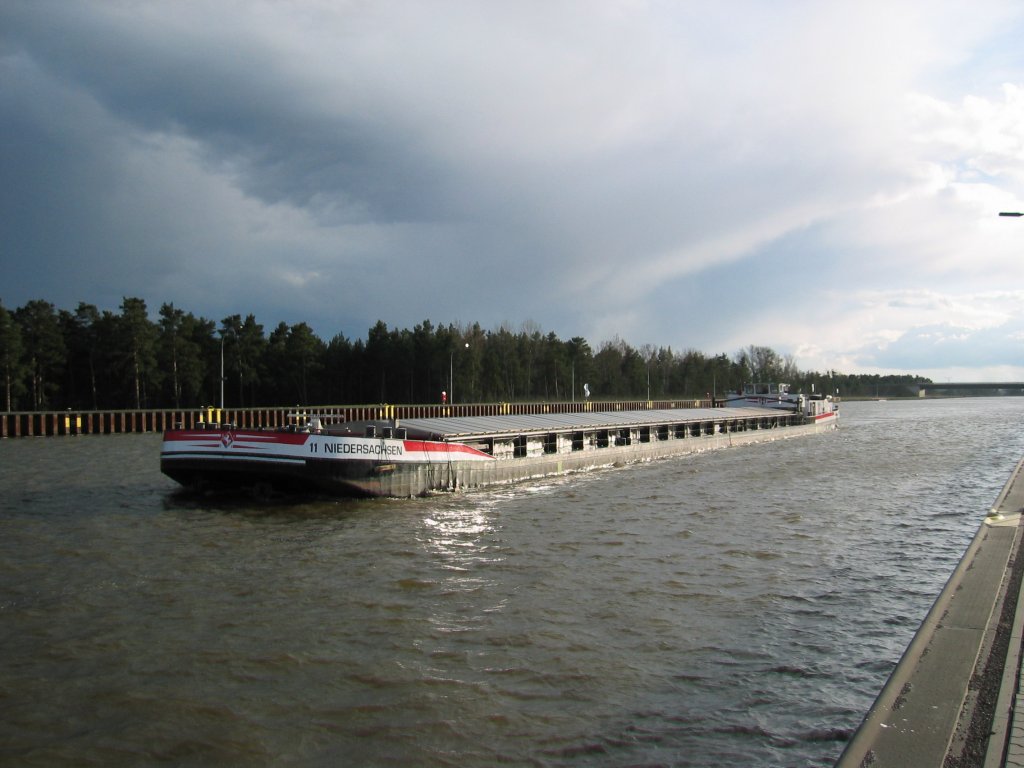 MS Niedersachsen 11 am 01.04.2010 von der Trogbrcke kommend , welche die Elbe berquert , wird gleich in die Schleuse Hohenwarthe einfahren. 