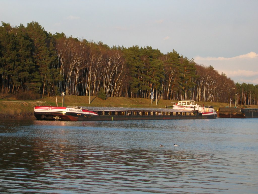 MS Niedersachsen 11 hat vor der Schleuse Niegripp festgemacht - Feierabend ? es sei der Besatzung gegnnt. 01.04.2010 Elbe-Havel-Kanal (EHK)