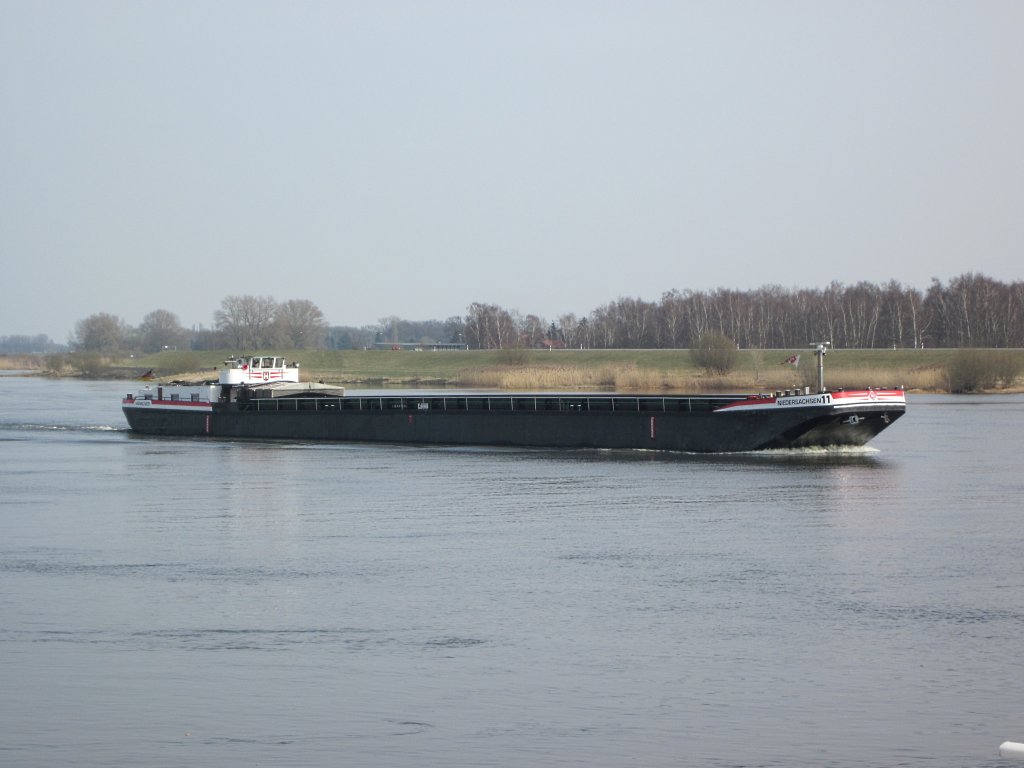 MS Niedersachsen 11 der NVG Hannover am 30.03.2011 auf Talfahrt Ri. HH am Zollenspieker Fhrhaus.