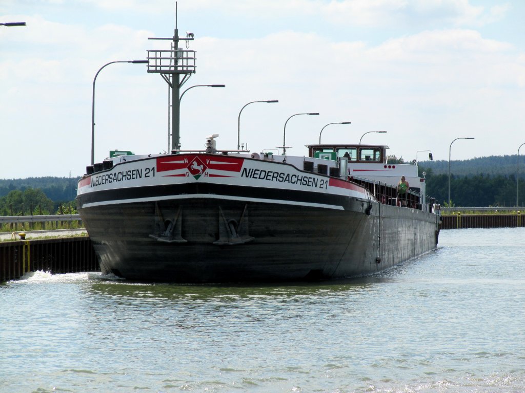 MS Niedersachsen 21 , 02326219 , am 03.6.2011 im ESK / Oberhafen der Schleuse Uelzen II - legt ab um in die Schleuse einzufahren.