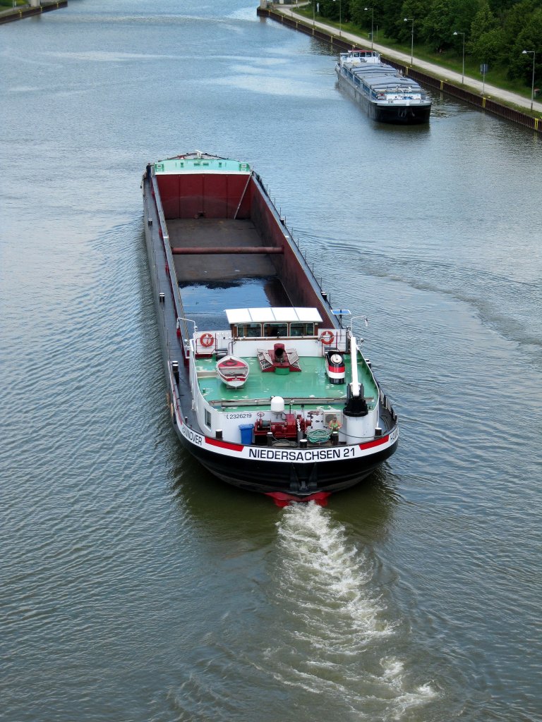 MS Niedersachsen 21 , 02326219 , hat am 03.06.2011 die Schleuse Uelzen II verlassen und fhrt im ESK Richtung Schiffshebewerk Lneburg.