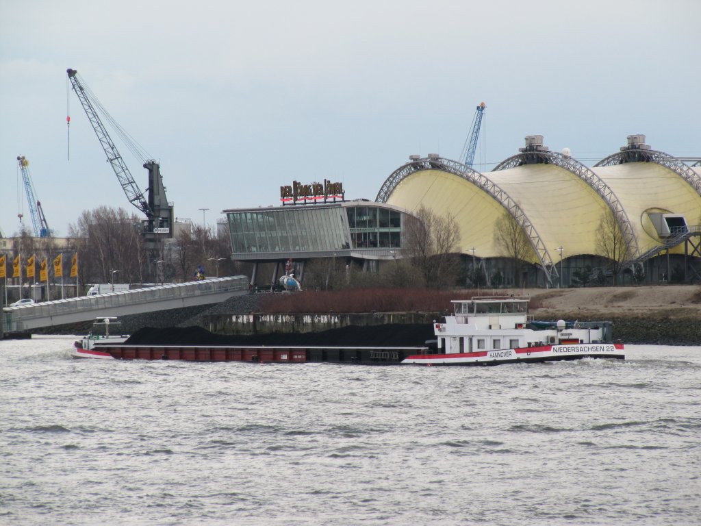 MS Niedersachsen 22 am 28.03.2010 im Hamburger Hafen auf Bergfahrt vor dem  Zelt  Knig der Lwen