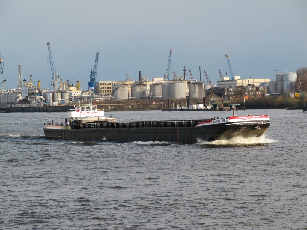 MS Niedersachsen 8 am 28.03.2010 im Hafen Hamburg auf Talfahrt (Elbe) kurz v.d. Landungsbrcken