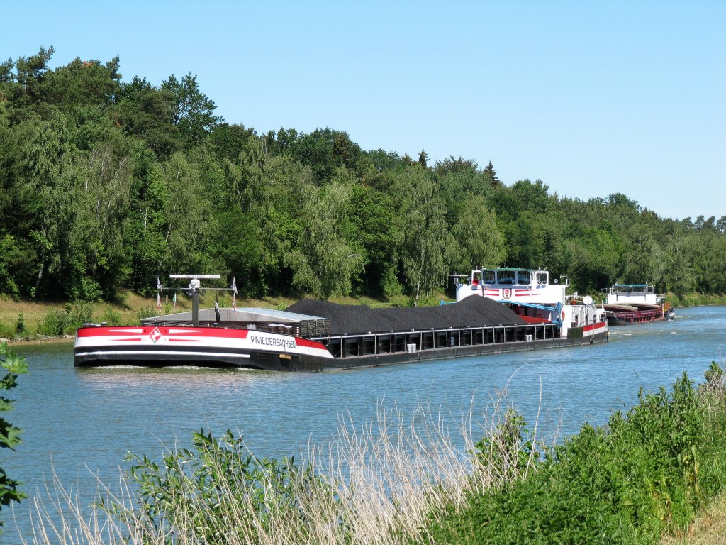 MS Niedersachsen 9 , 04002180 , berholt hier am 04.06.2011 auf dem ESK das MS Sirius bei Wollerstorf mit Fahrtrichtung Mittellandkanal (MLK).