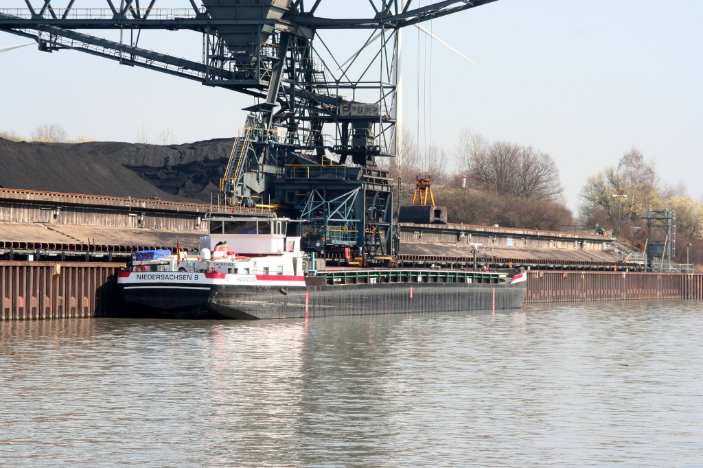 MS Niedersachsen 9 , 04002180 , 85 x 9 , lscht am 23.03.2012 im Werkshafen des KW Mehrum am MLK seine Ladung.