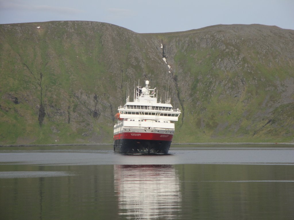 MS Nordkapp beim Anlegen in Honnigsvog; 4.7.10