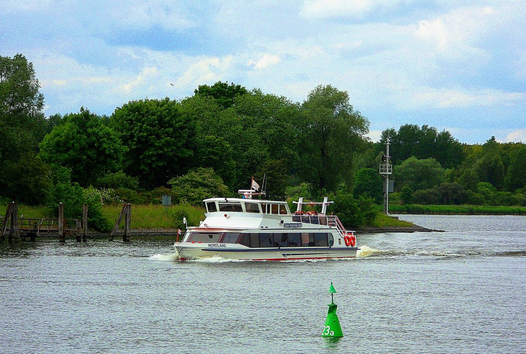 MS Nordland, ENI 05114730, auf Tour mit Gsten nach Lbeck-Travemnde, hier am Travedurchstich bei der Herreninsel...  Aufgenommen: 14.6.2012