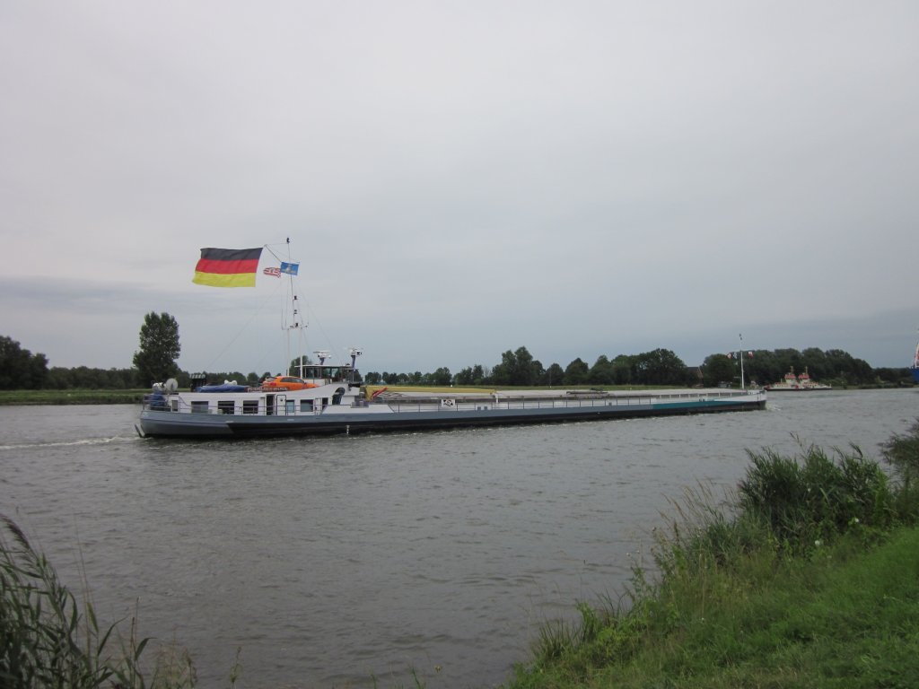 MS Nordland IV , Heck-u.Steuerbordseite, mit grosser Deutschland-Fahne am 14.08.2010 a.d. NOK bei Breiholz mit Fahrtrichtung Rendsburg