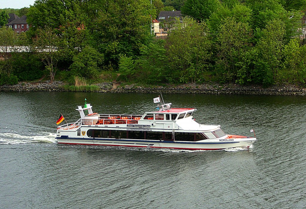 MS NORDLAND der Koennemann-Schifffahrt in Lbeck auf der Trave unterwegs nach Travemnde, hier in Hhe der Herreninsel...  Aufgenommen: 14.5.2012