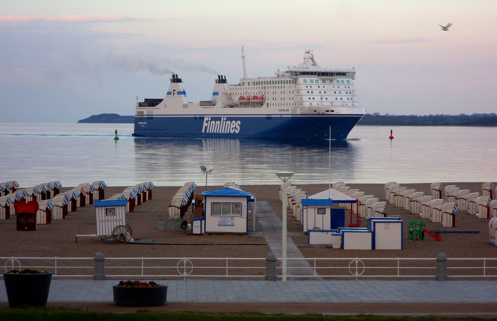 MS Nordlink IMO 9336256 auf der Ostsee vor dem Lbeck-Travemnder Kurstrand...
Aufgenommen: 23.04.2012