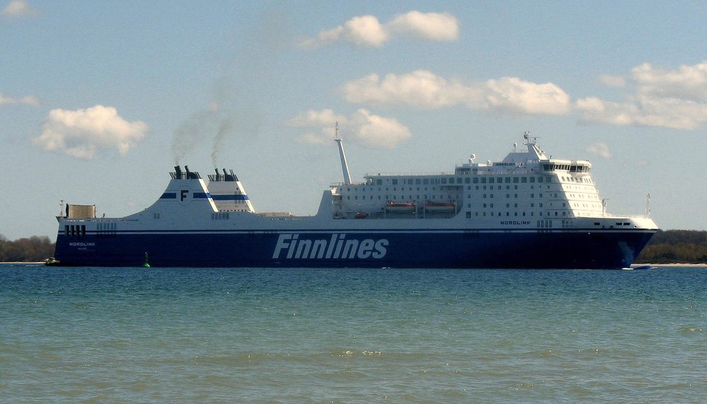 MS NORDLINK IMO 9336256 kommt von See und luft auf dem Traveweg zum Travemnder Skandinavienkai... Aufgenommen 16.8.2008