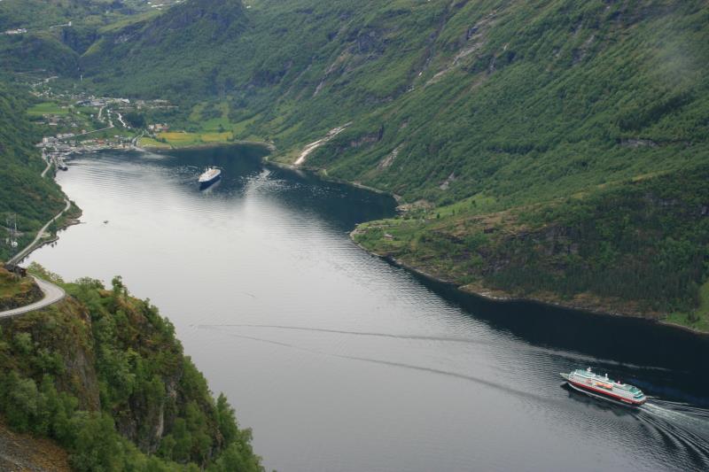 M/S  Nordlys  und M/S  Marco Polo  in Geiranger; 28.05.2011