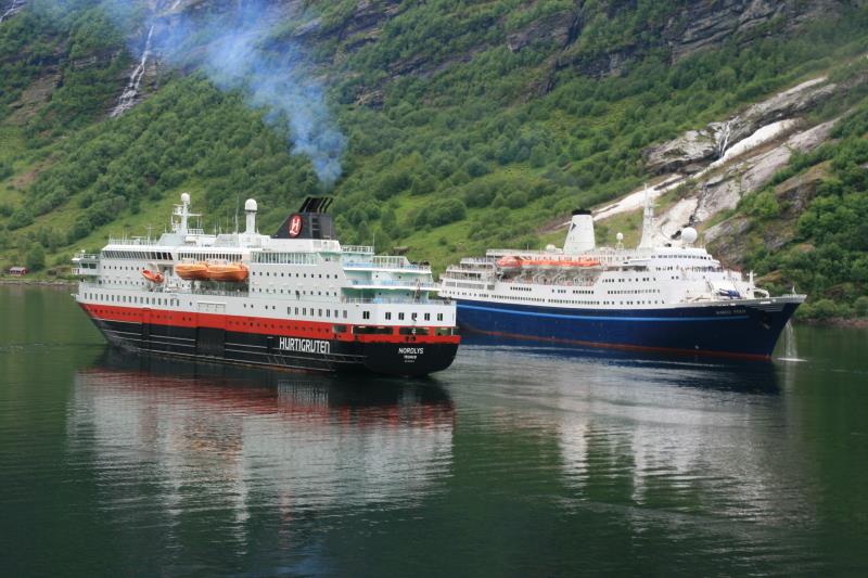 M/S  Nordlys  und M/S  Marco Polo  in Geiranger; 28.05.2011