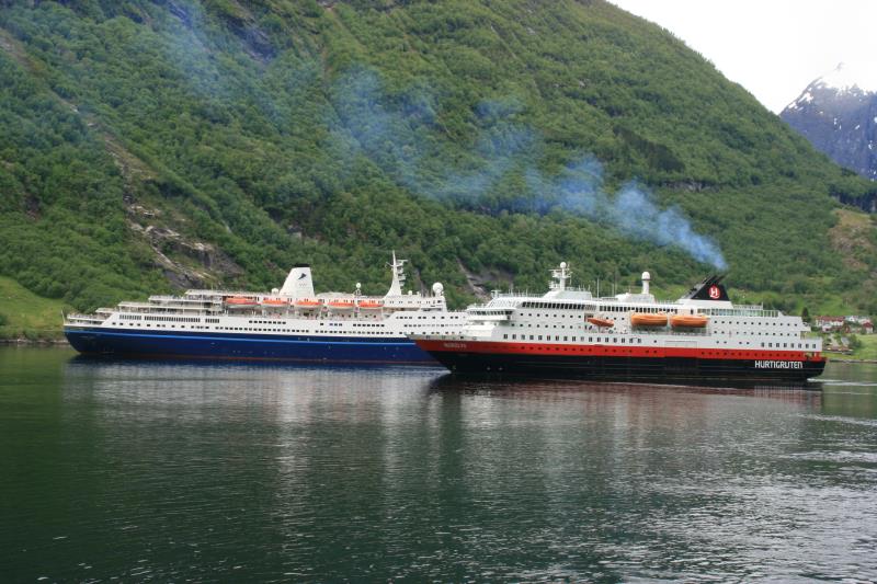 M/S  Nordlys  und M/S  Marco Polo  in Geiranger; 28.05.2011