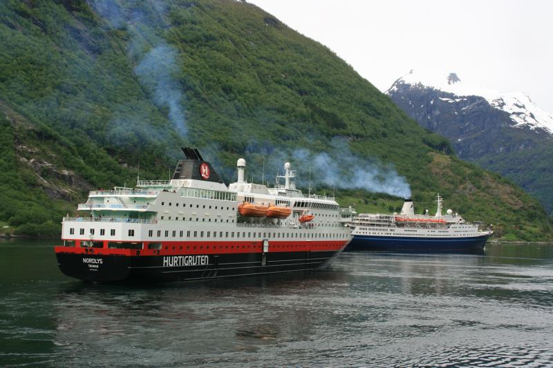 M/S  Nordlys  und M/S  Marco Polo  in Geiranger; 28.05.2011