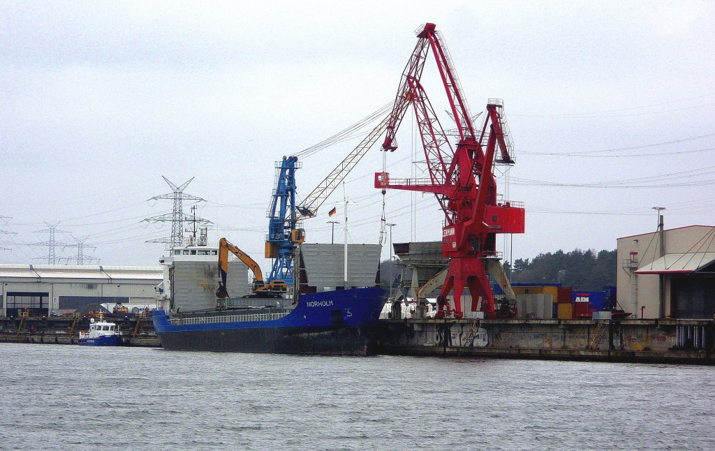 MS NORHOLM IMO 9107136, hat am Lbecker Lehmannkai 2 in Herrenwyk festgemacht und schon ist die Kstenwache / Bundespolizei mit dem Boot GREIF zur Passkontrolle auch am Kai...   Aufgenommen: 4.4.2012