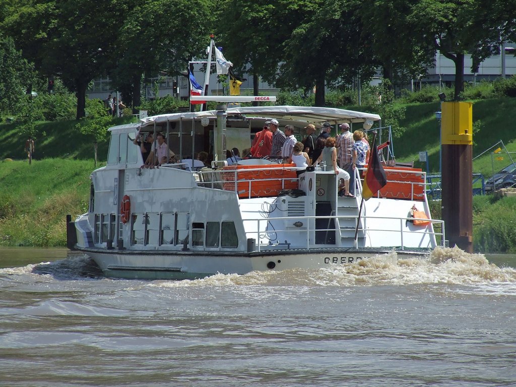 MS  Oberrhein  auf dem Mannheimer Neckar bei leichtem Hochwasser im Juli 2009.