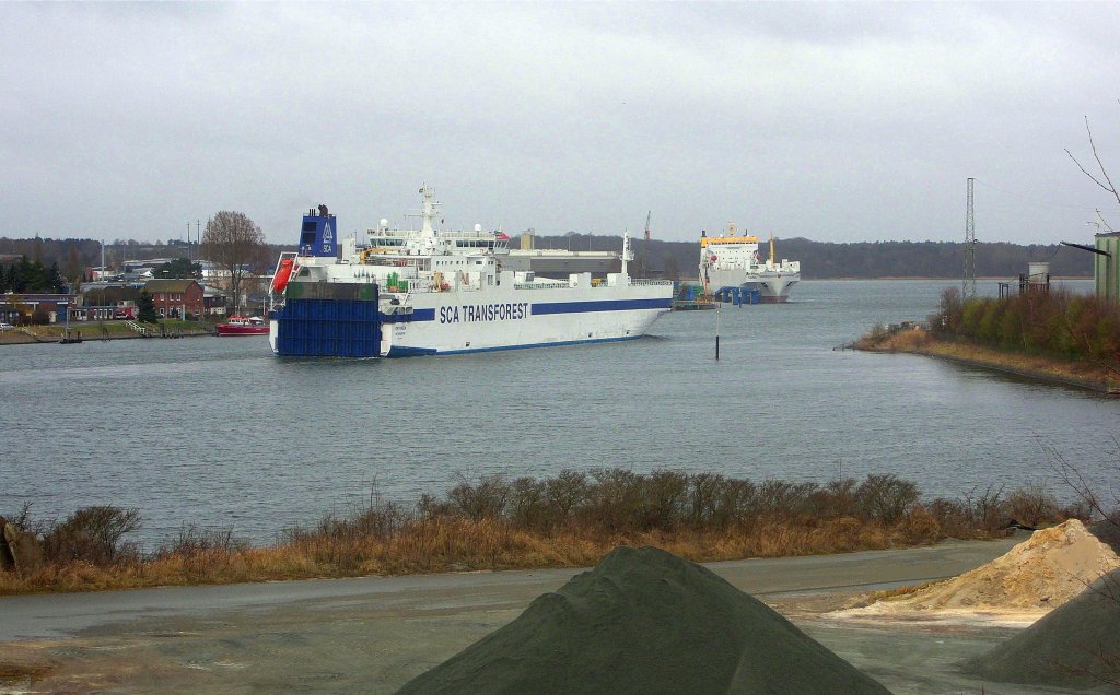 MS ORTVIKEN IMO 9087374 hat sein heutiges Ziel bereits in Sicht. Dreht gleich nach Backbord, um hinter der am Kai liegenden  TransReel , festzumachen...
Aufgenommen: 29.3.2012