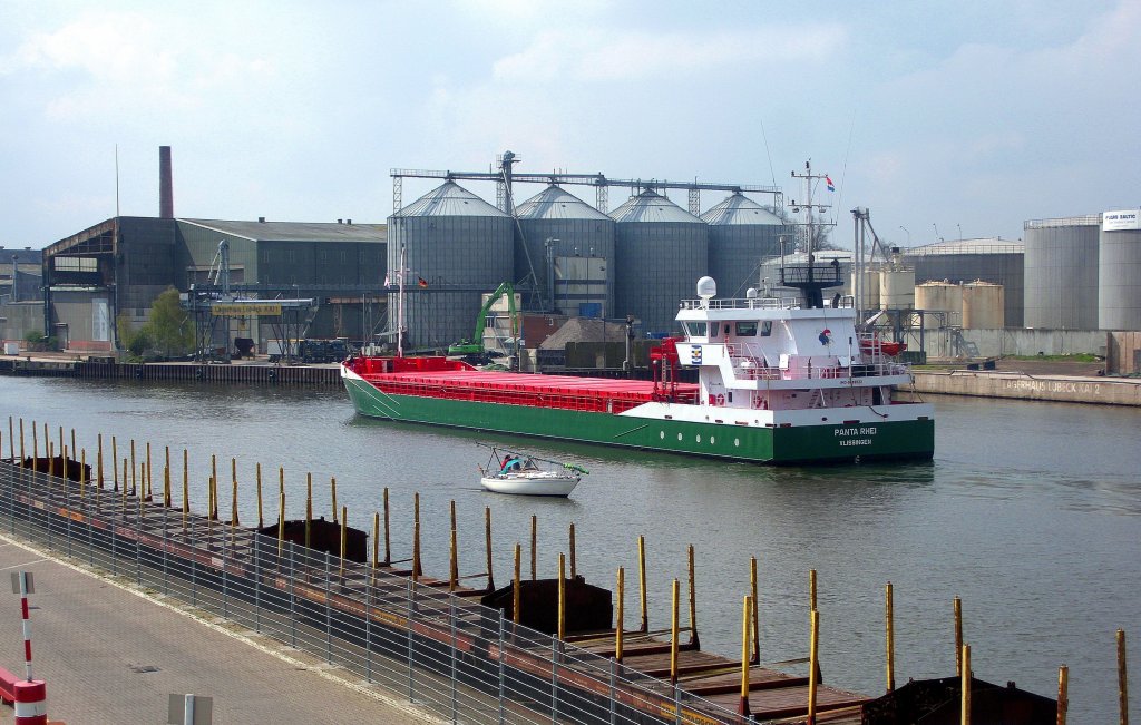 MS PANTA RHEI, IMO 9489522, hat die Eric-Warburg-Brcke in Lbeck passiert und luft den Lbecker Lagerhauskai 1 im Burgtorhafen an. Das Schiff dreht noch ber backbord im Hafenbecken, bevor es am Pier festmacht... Aufgenommen: 22.04.2012