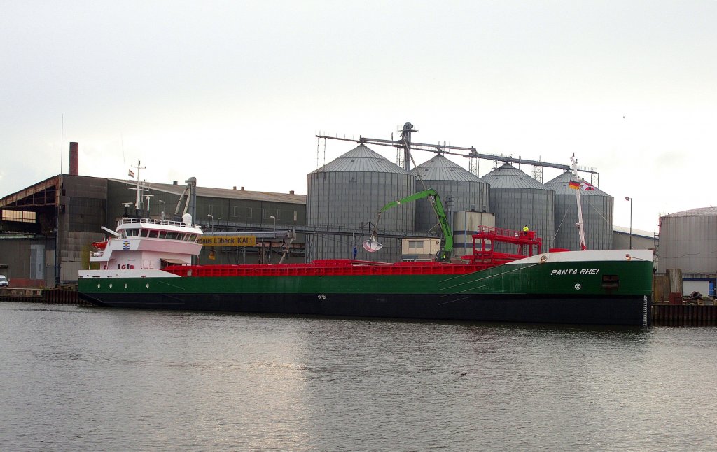 MS PANTA RHEI IMO 9489522, die mitgebracht Futtermittelladung ist fast komplett gelscht und das Schiff wird noch am spten Abend den Burgtorhafen verlassen...
Aufgenommen: 24.04.2012