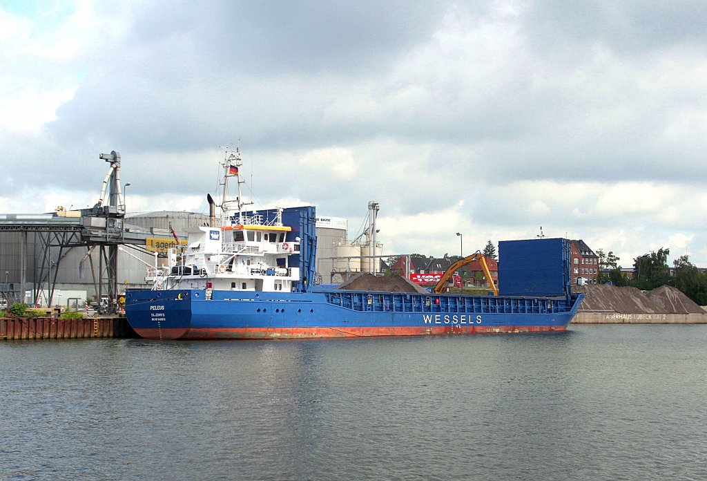 MS Peleus IMO 9409613, hatte gleich nach dem Durchfahren der E.-W.-Brcke in der Trave das Schiff seewrts gedreht und mit der Backbordseite am Lbecker Lagerhauskai 1 festgemacht. Zur Zeit wird gelscht...  Aufgenommen: 19.6.2012