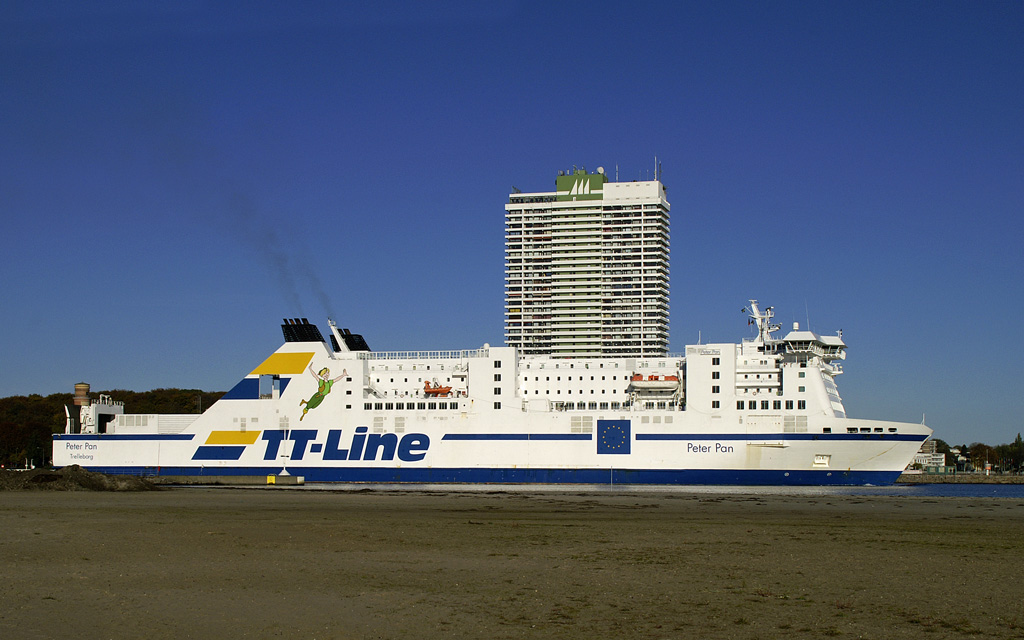 M/S Peter Pan verlsst Lbeck-Travemnde. Hinter dem Schiff das Maritim Strandhotel. Aufgenommen 26.10.2010 vom Strand der Halbinsel Priwall.