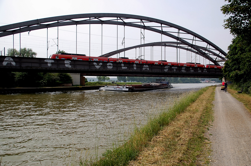 MS Polaris auf dem Mittellandkanal bei Lohnde. Gerade passiert auch eine Einheit S-Bahntriebwagen die Brcke. 21.5.2011