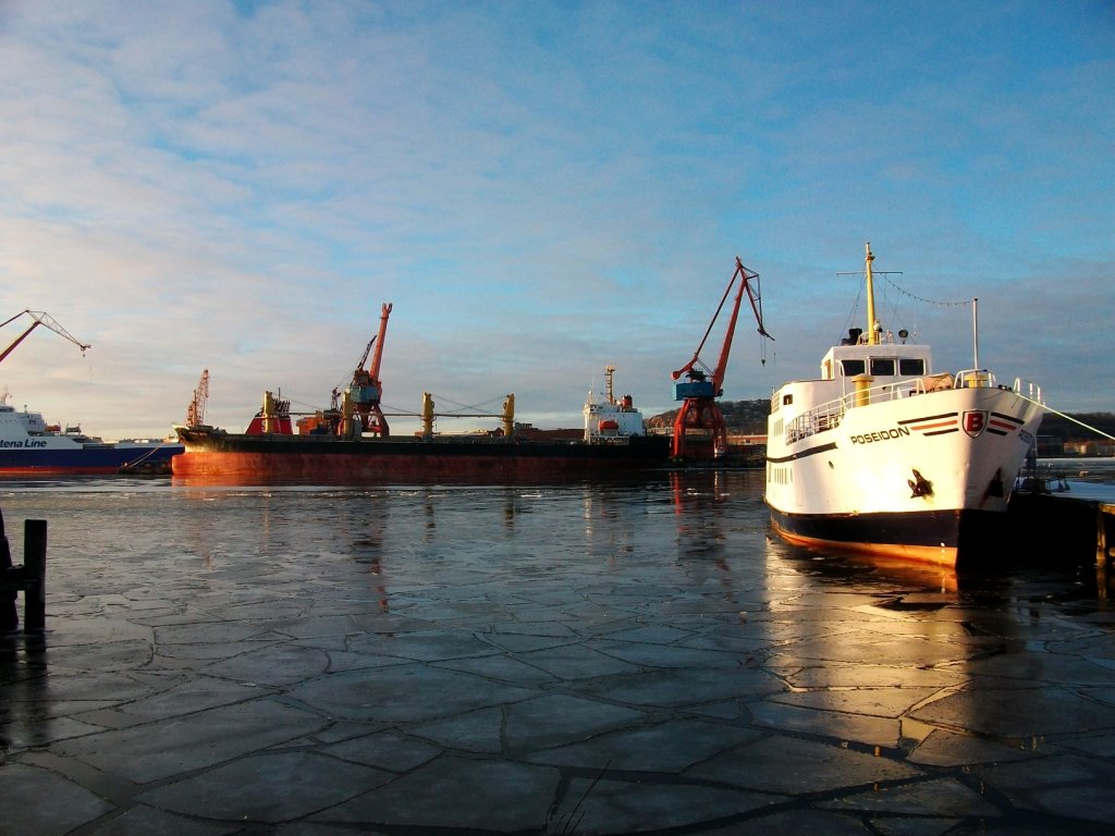 MS Poseidon am Museumshafen in Gteborg. Im Hintergrund liegt ein Massengutschiff in der Werft.