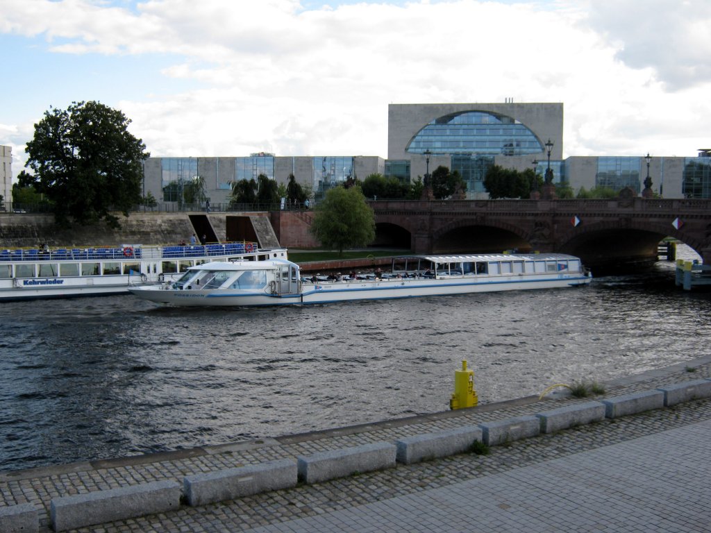 MS Poseidon hat die Moltkebrücke auf der Spree in Berlin-Mitte unterquert und fährt Richtung Reichstag. 05.09.2010
