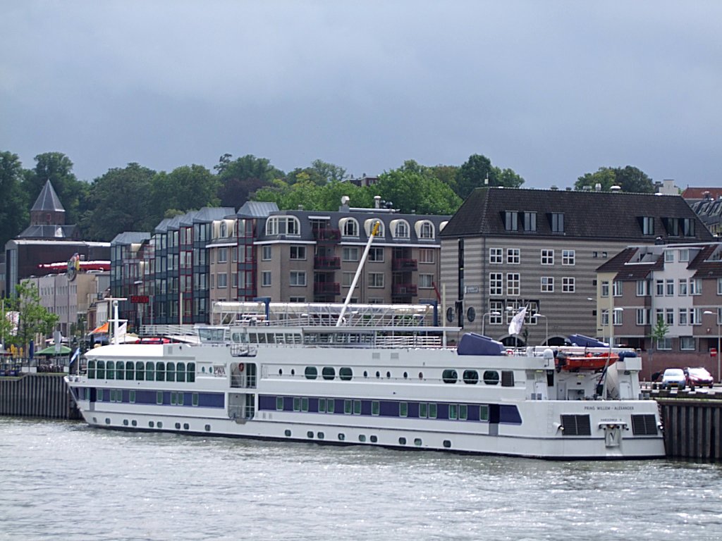 MS Prins Willem Alexander(L=85m; B=10m; 2x1065PS; Baujahr 2003) hat in Nijmegen angelegt;100829