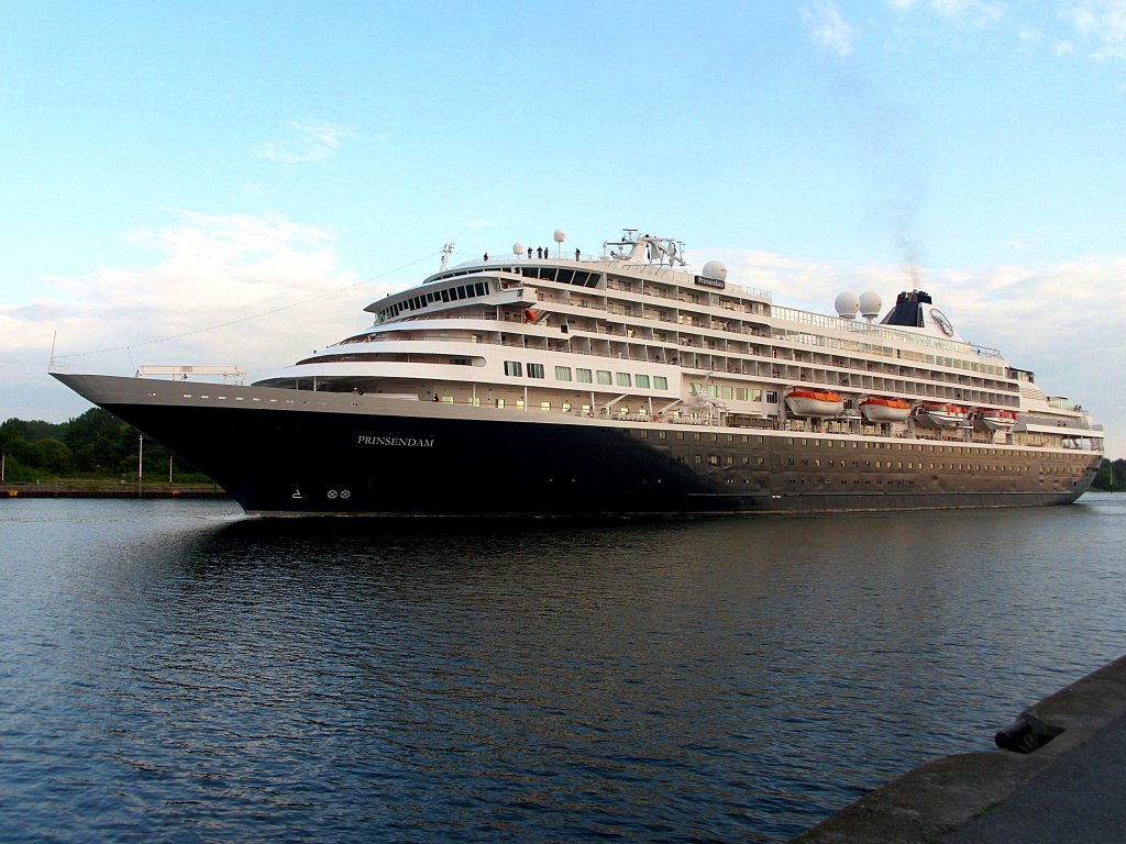 MS PRINSENDAM, IMO 8700280, hat bereits den Mast niedergelegt um in der Nacht im NOK unter den Kanalbrcken hindurch zu kommen...  Aufgenommen: 10.6.2012