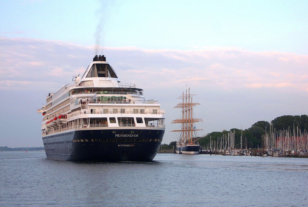 MS PRINSENDAM IMO 8700280, Nachblick zum auslaufenden Kreuzfahrer...
Aufgenommen: 10.6.2012