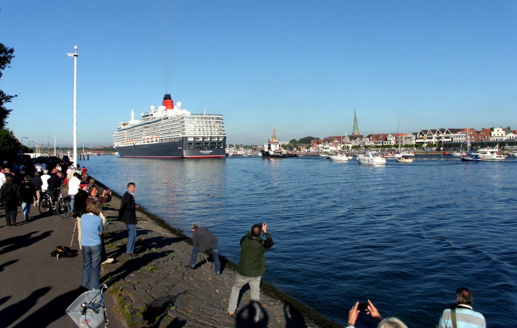 MS QUEEN ELIZABETH, IMO 9477438, hat doch sehr viele Lbecker und Leute aus dem Umland angelockt, dieses einmalige Schauspiel direkt vor Ort mitzuerleben...
Aufgenommen: 4. Juni 2011 in Lbeck-Travemnde vom Priwall...