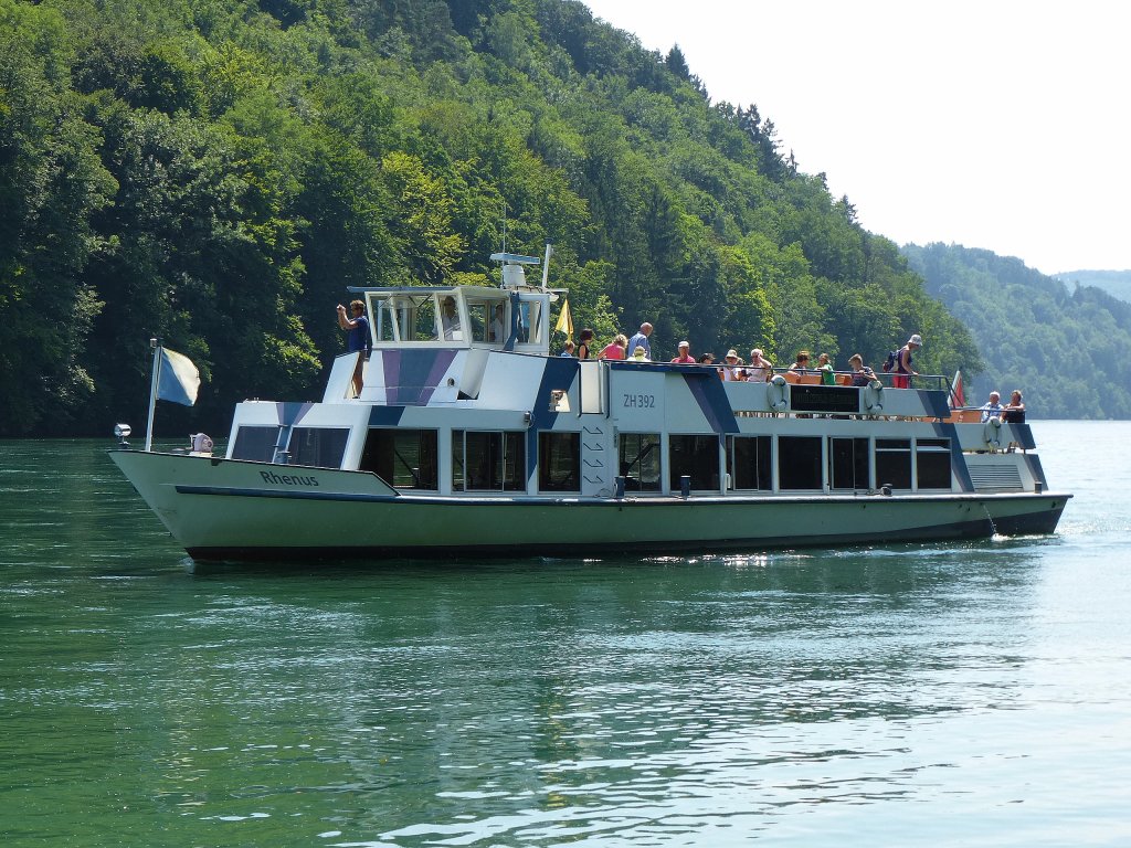 MS  Rhenus , Ausflugschiff mit 100 Pltzen vor dem Anlegen in Rdlingen/Schweiz am Hochrhein, das Schiff wurde 1982 in der Bodan-Werft in Kressbronn/Bodensee gebaut, Juli 2013