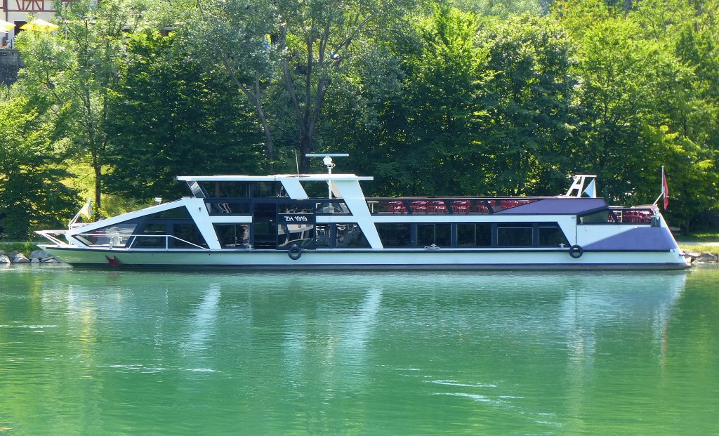 MS  Rhystar , modernes Ausflugsschiff liegt im Heimathafen Tssegg/Schweiz am Hochrhein, Juli 2013