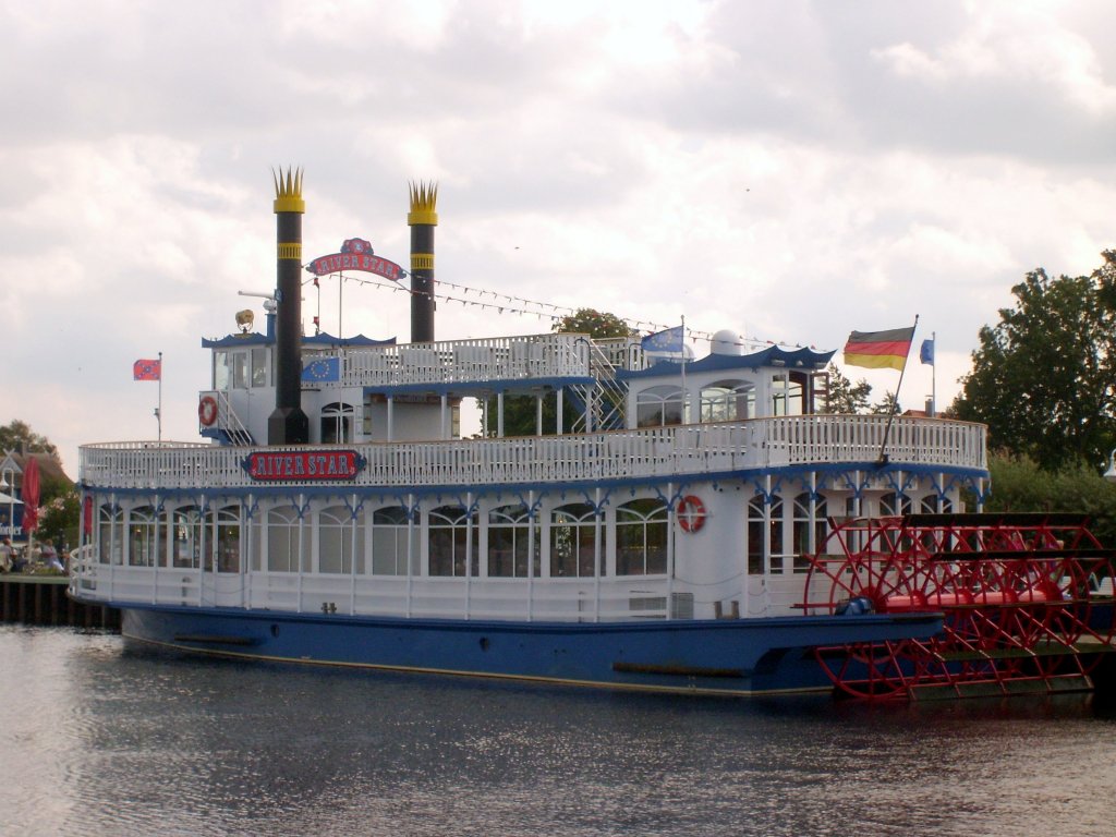 MS RIVER-STAR im Hafen von Prerow auf der Halbinsel Dar , am 28.8.2011