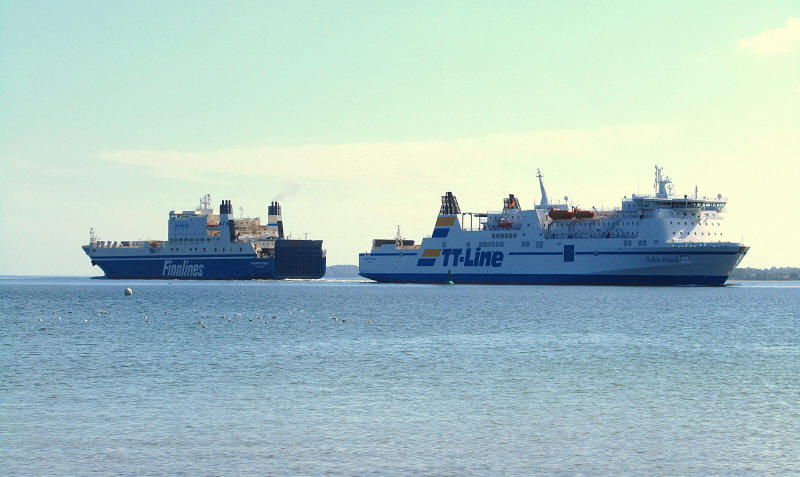 MS ROBIN HOOD IMO 9087465, kommt von Trelleborg in Schweden, hat gewartet bis die auslaufende FINNPARTNER den Traveweg freimacht und luft nach Travemnde ein...  Aufgenommen: 03.08.2012