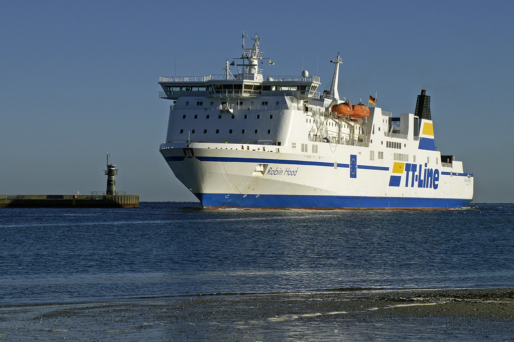 M/S Robin Hood luft in Lbeck-Travemnde ein. Links der Nordmole. Aufgenomen 26.10.2010.