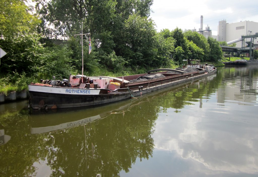 MS Rothensee , 04030590 , 66.99 x 8.22 , wartet hier auf das Leichtern am Kraftwerk Moabit im Berlin-Spandauer-Schifffahrtskanal. 26.07.2011