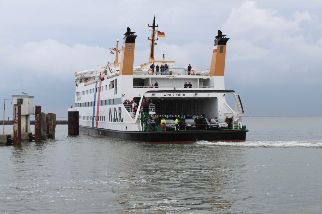 MS Rungholt beim rckwrtigen Anlegen im Wyker Hafen am 14. Mai 2011 gegen 11:30 Uhr.