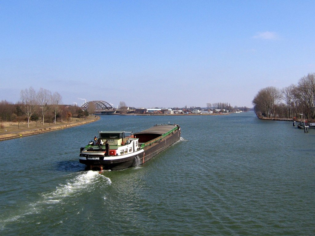 MS Sabine , ..017930 ? , am 14.03.2006 im MLK bei Lohnde / Seelze mit Fahrtrichtung H. Der MLK verluft Backbord unter der Eisenbahnbrcke weiter. Geradeaus verluft der Zweigkanal Ri. H-Limmer / Linden.