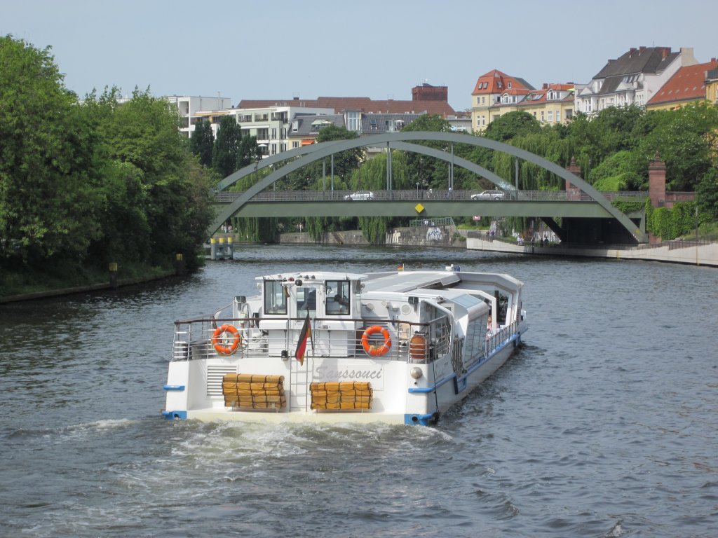 MS SANSSOUCI  am 06.06.2010 auf der Spree in Berlin-Moabit zu Tal vor der Lessingbrcke.