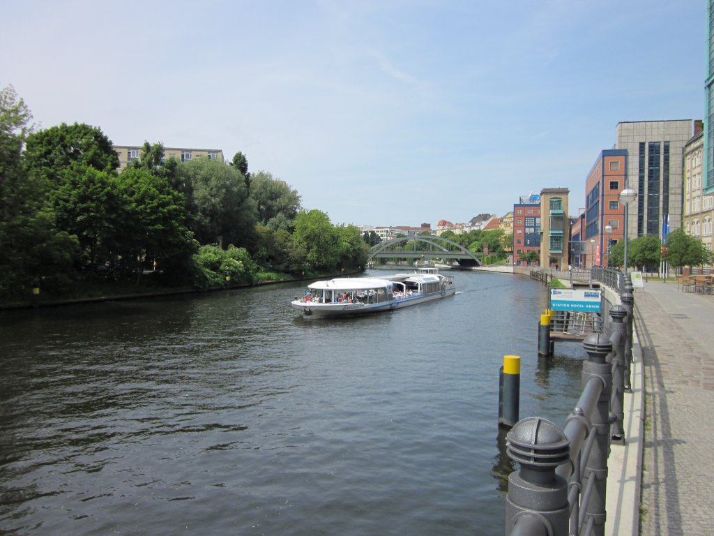 MS SANSSOUCI  am 06.06.2010 auf der Spree in Berlin-Moabit zu Berg.