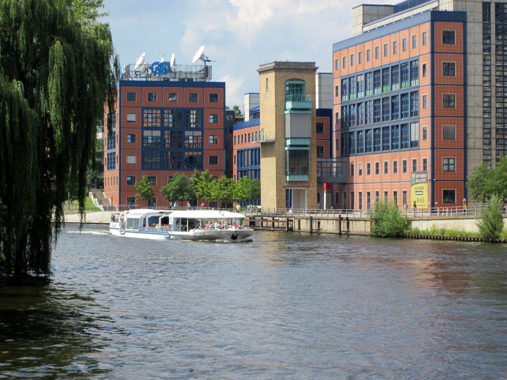 MS Sanssouci der Stern und Kreisschifffahrt hat am 26.07.2011 die Lessingbrcke in Berlin-Moabit unterquert und befhrt die Spree zu Berg. 