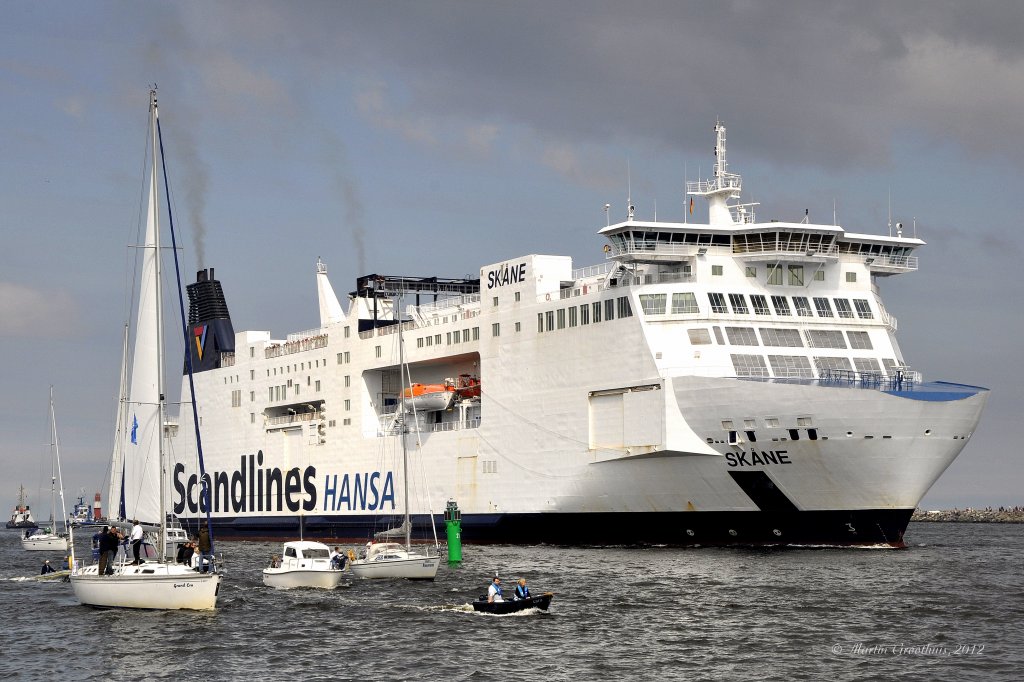 MS  Scane  das grte kombinierte Eisenbahn und RORO Fhrschiff der Welt am 13.08.2011 (Hanse Sail) einlaufend Warnemnde.
L: 199m / B: 29,6m / Tg: 7m / 42 705 BRZ / 600 Passagiere / 400 PKW / 4 MAN Diesel / Maschinenleistung 28 960 kw / 21 kn / Linie Trelleborg - Rostock seit 1998 / IMO 9133915 / Flagge Schweden