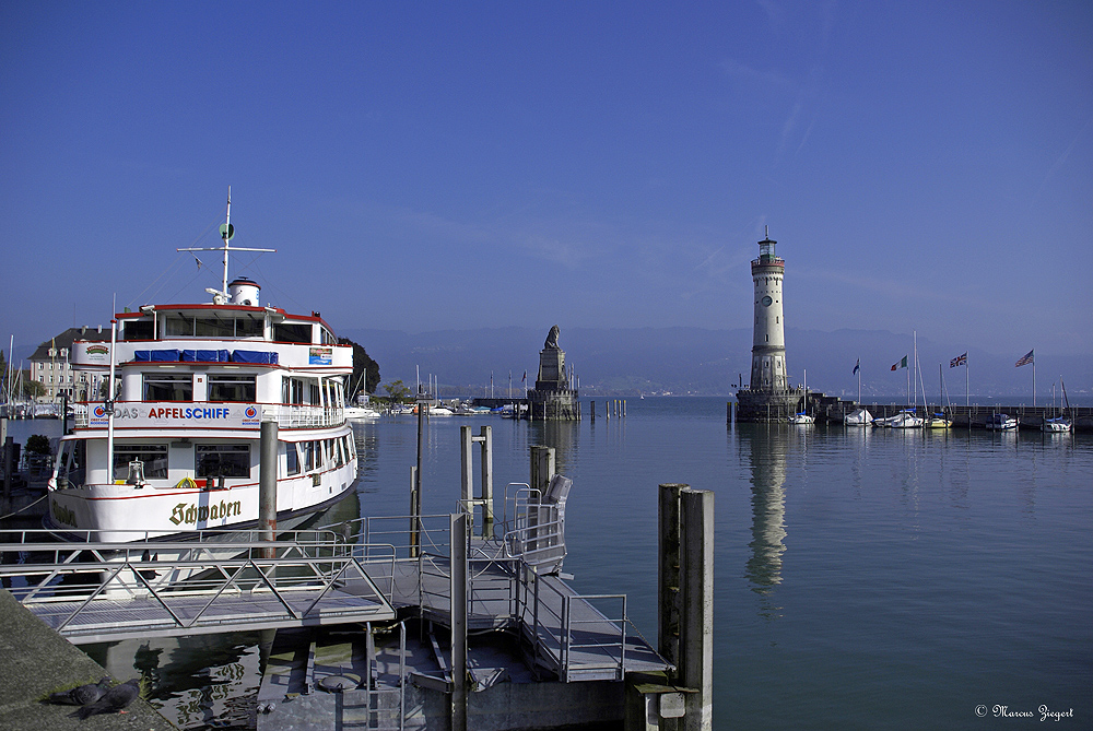 MS Schwaben - Im Lindauer Hafen. Im Hintergrund der Bayrische Lwe + Leuchtturm, die Hafeneinfahrt. 08.10.2010