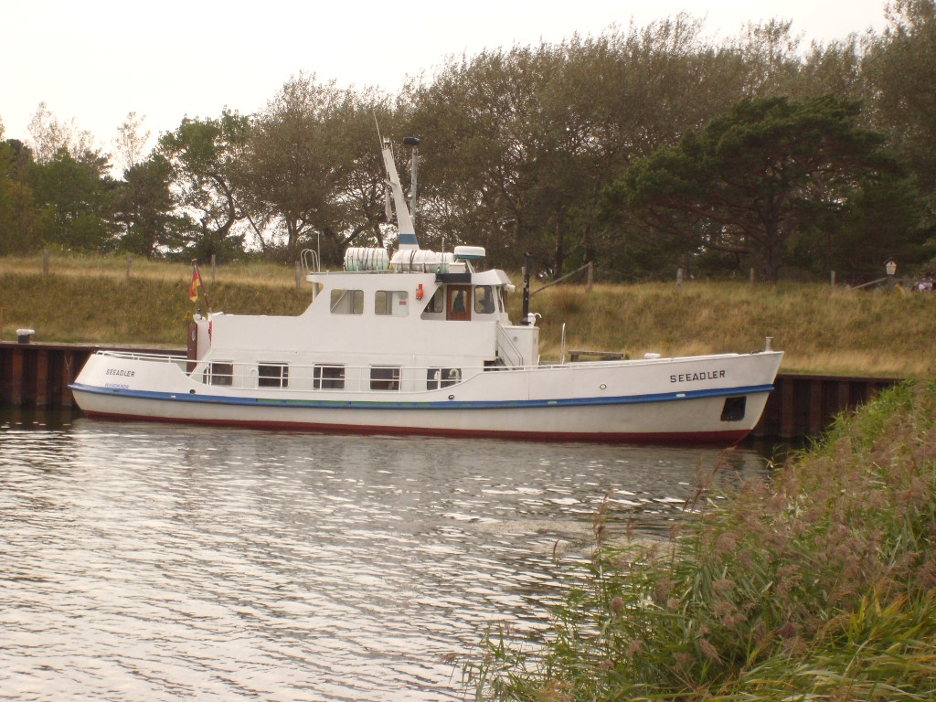 MS Seeadler, von der Apollo Reederei in Peenemnde , liegt am 11.09.2010 im Hafen der Ostseeinsel Ruden .
Regelmig , in der Saison , verkehrt MS Seeadler von Peenemnde aus zu den Inseln Ruden und Greifswalder Oi .