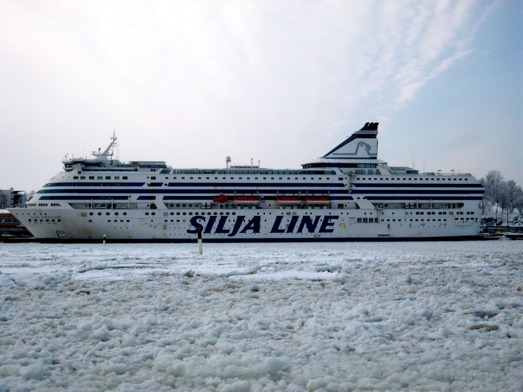 MS SILJA SERENADE im  Packeis  vom Olympiaterminal in Helsinki am 10.02.10