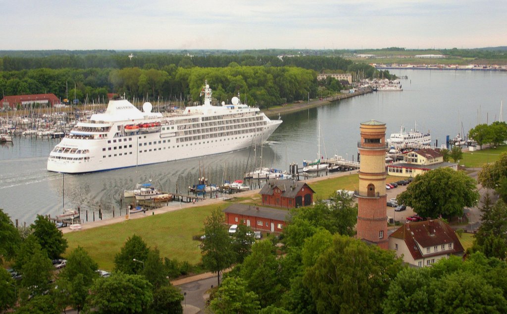 MS SILVER CLOUD IMO 8903923, MMSI 309027000, Rufz.: C6MQ5, luft erstmalig Lbeck-Travemnde an... Aufgenommen: 27.5.2012