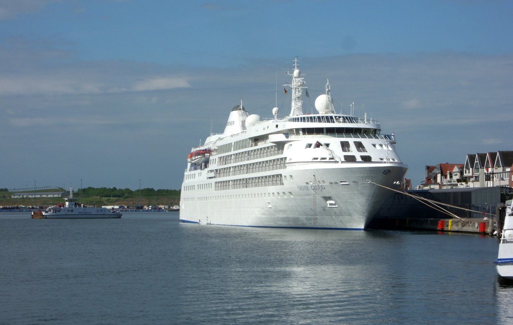 MS SILVER CLOUD IMO 8903923, hat am Skandinavienkai gedreht und den Ostpreussenkai in Lbeck-Travemnde erstmalig angelaufen...  Aufgenommen: 27.5.2012